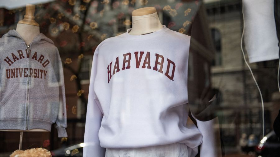 Trump défend sa décision d'empêcher Harvard d'accueillir des étudiants étrangers