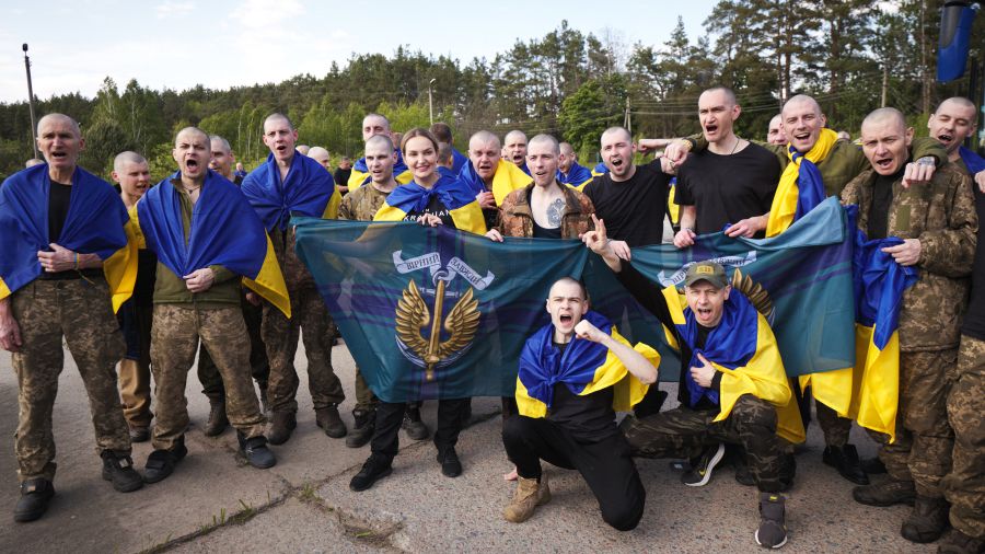Échange record de prisonniers entre la Russie et l’Ukraine: 270 militaires et 120 civils libérés