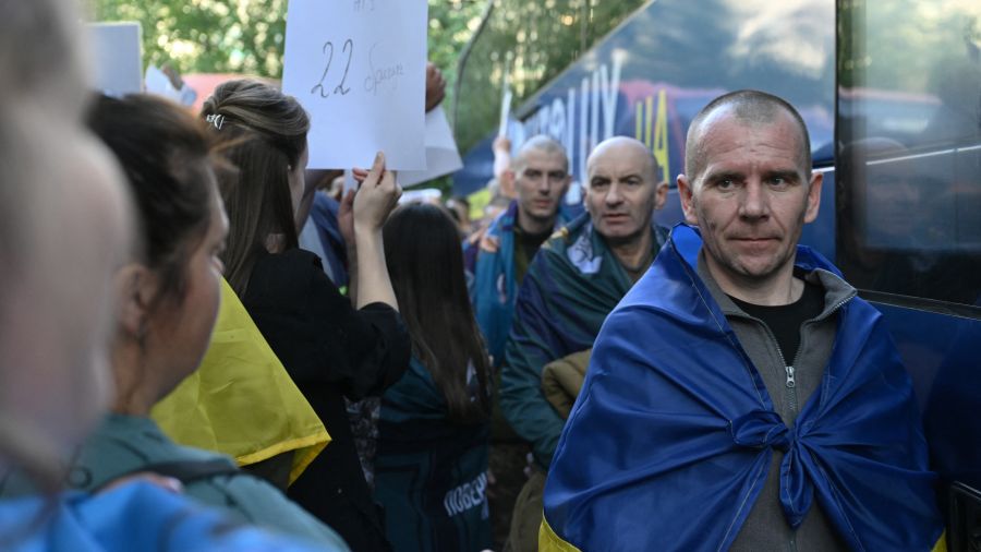 Attaque russe massive sur Kiev avant un deuxième échange de prisonniers