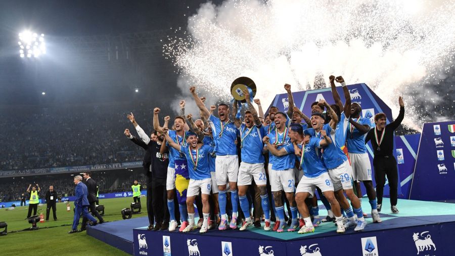 Italie: Naples retrouve les sommets et s'embrase