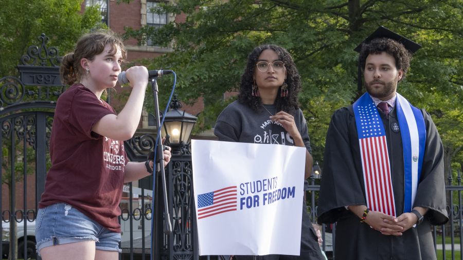 Les États-Unis vont révoquer des visas d'étudiants chinois, condamnation de Pékin