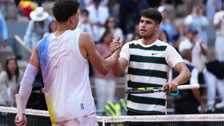 Roland-Garros: Swiatek renversante, Alcaraz encore bousculé en huitièmes