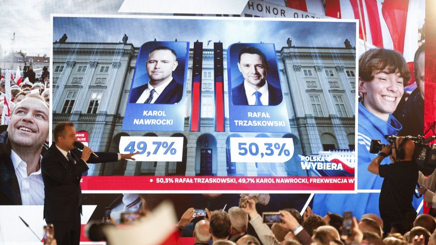 Présidentielle en Pologne: les deux rivaux au coude à coude au 2nd tour