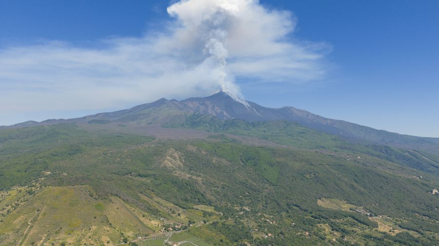 Italie: l'Etna crache un énorme panache de cendres et de gaz