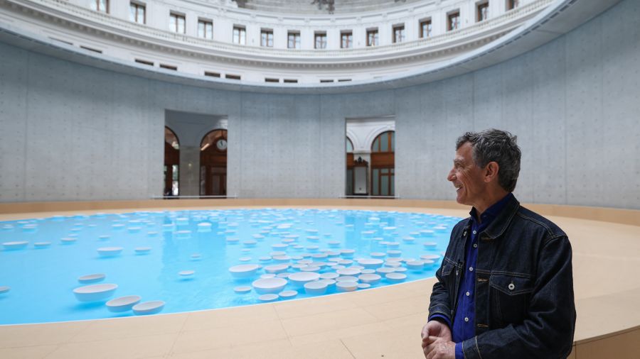 Une installation aquatique et musicale au coeur de la Bourse de Commerce à Paris