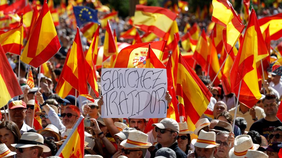 Espagne: grande manifestation contre Pedro Sanchez accusé de corruption