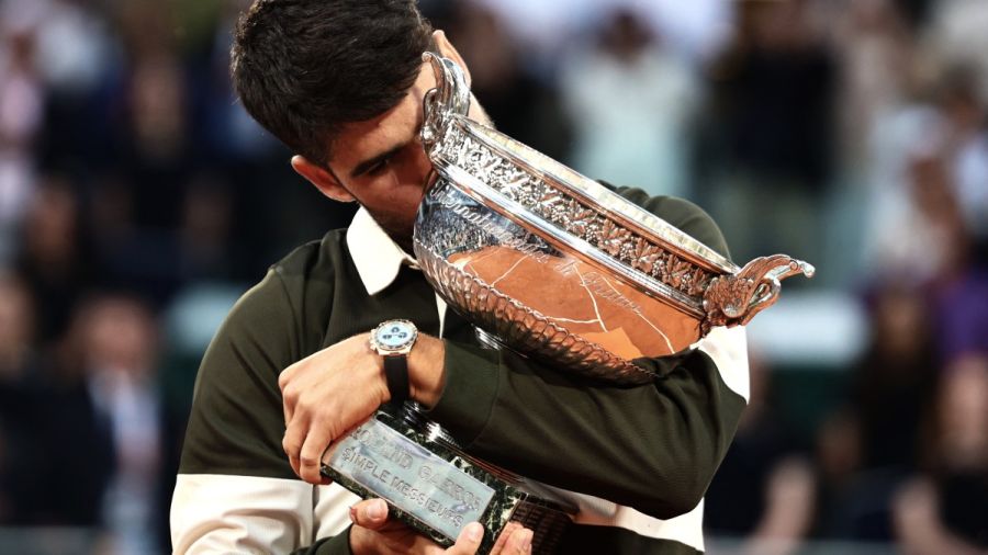 Au bout du suspense, Alcaraz renverse Sinner pour s'offrir un 2e Roland-Garros d'affilée