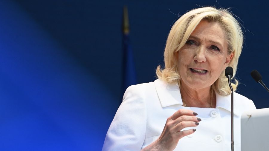 Orban et Le Pen s'en prennent avec virulence à l'Union européenne pendant un meeting en France