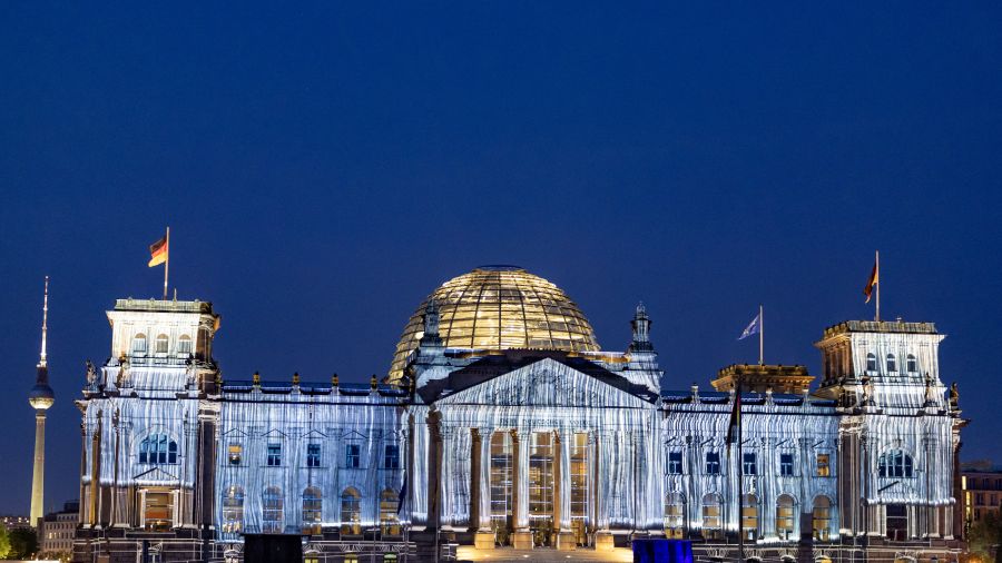 Le Reichstag de Berlin se pare de lumière, 30 ans après Christo