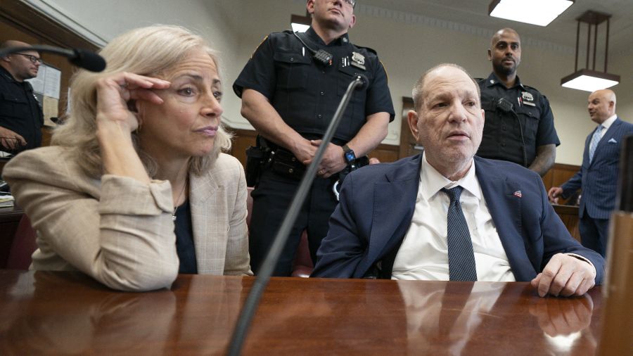 Procès Weinstein: le jury tranche entre culpabilité et acquittement