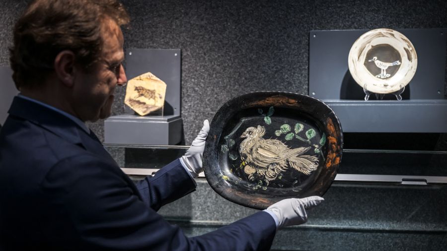Sept assiettes et plats en céramique inédits de Picasso vendus à Genève