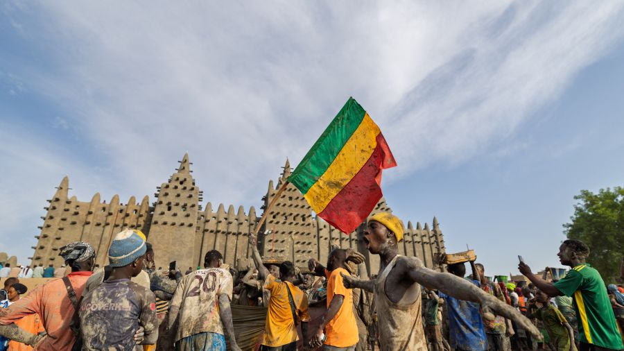 Mali: les jihadistes du JNIM revendiquent des attaques coordonnées avec la rébellion touareg à travers le pays