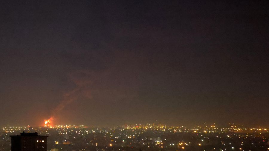 Israël frappe des sites nucléaires iraniens; l’Iran riposte par des attaques de missiles