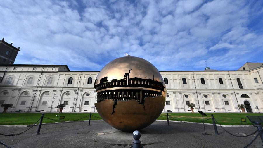 Décès du sculpteur italien Arnaldo Pomodoro, figure incontournable de l’art contemporain