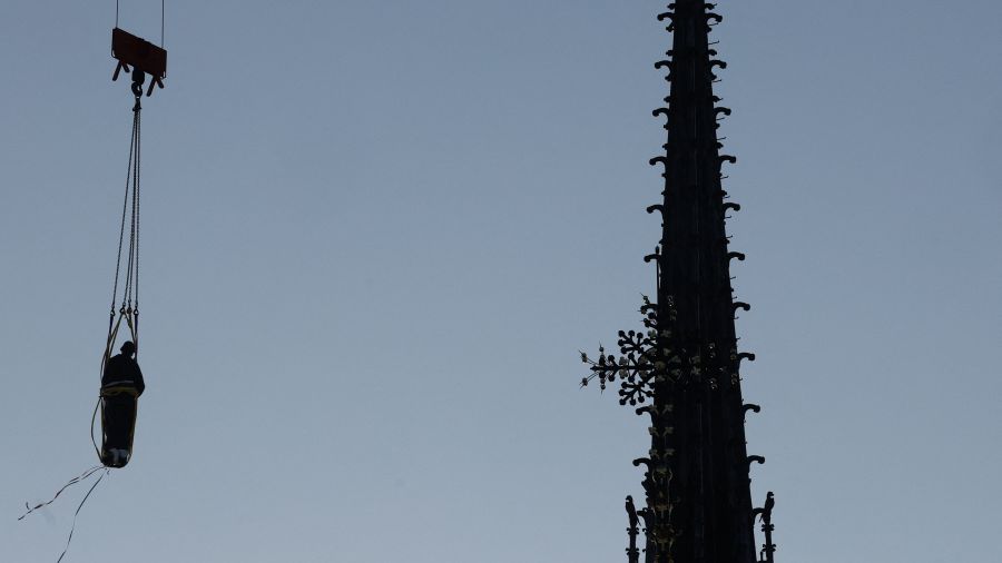Notre-Dame retrouve sa première statue d’apôtre restaurée