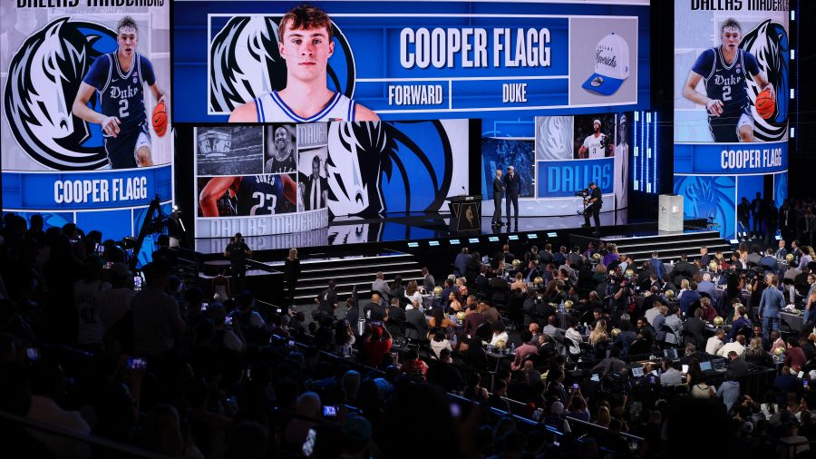 Draft NBA: Dallas choisit Cooper Flagg comme N.1, le Français Essengue à Chicago