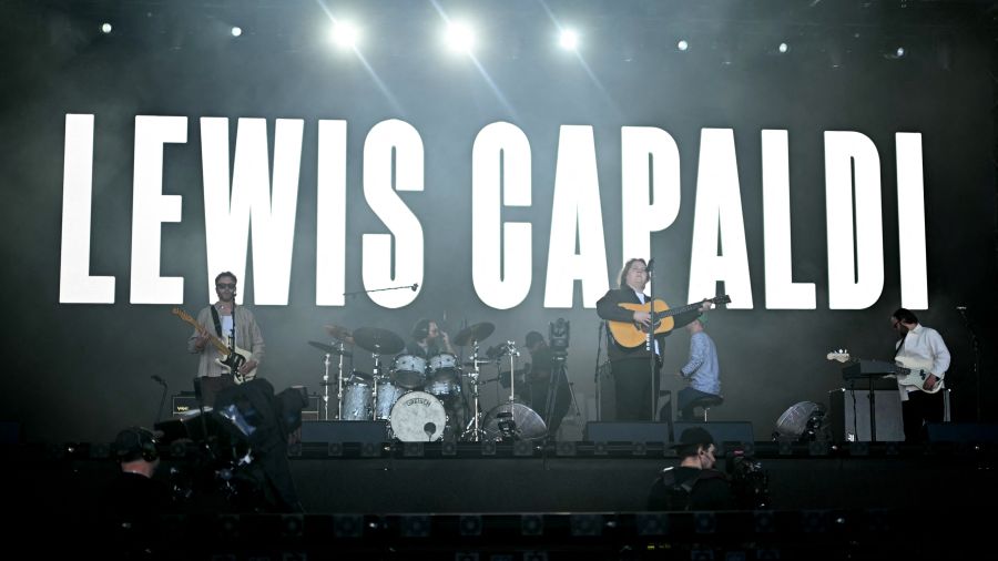 Au festival de Glastonbury, retour émouvant de Lewis Capaldi, Lorde invitée surprise