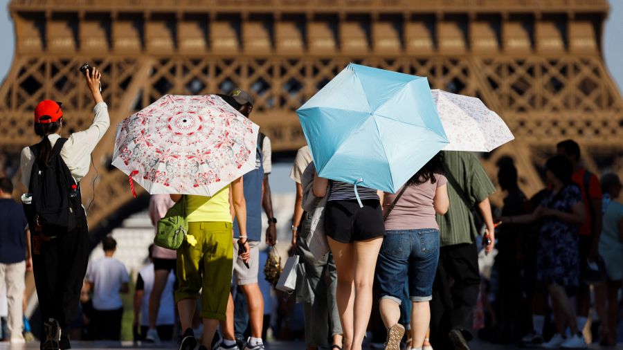 Canicule: Paris voit rouge, la France continue d'étouffer