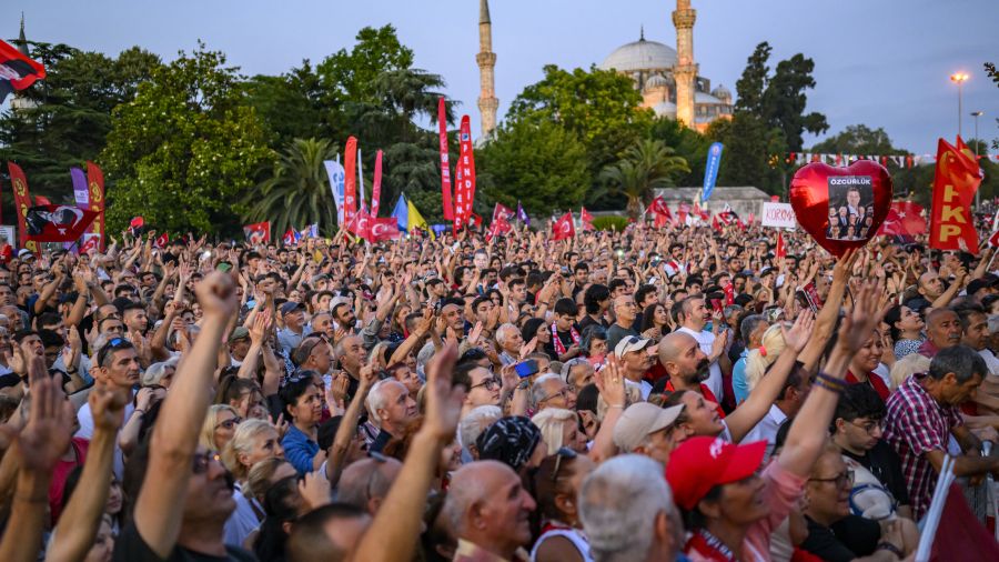Turquie: des milliers de manifestants pour dénoncer un nouveau coup porté à l'opposition