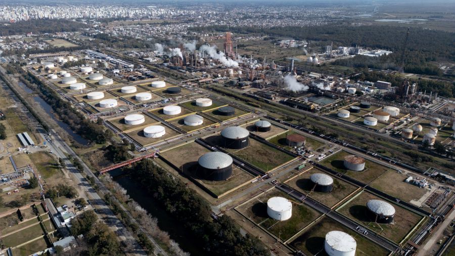 Le pétrole grimpe et les prévisions en baisse sur fond de tensions en mer Rouge