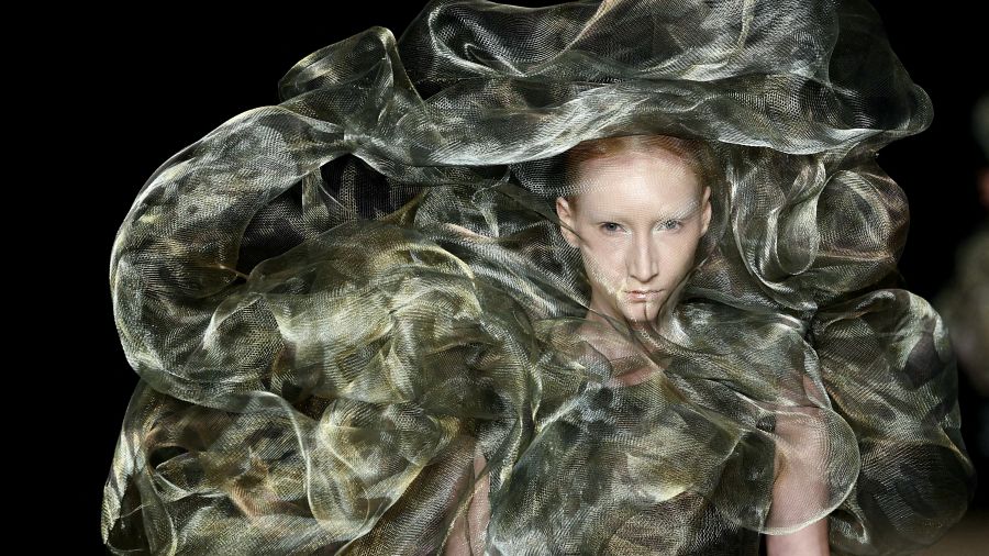 Haute couture à Paris: Schiaparelli et Iris van Herpen dessinent futur, océan, et chaises musicales