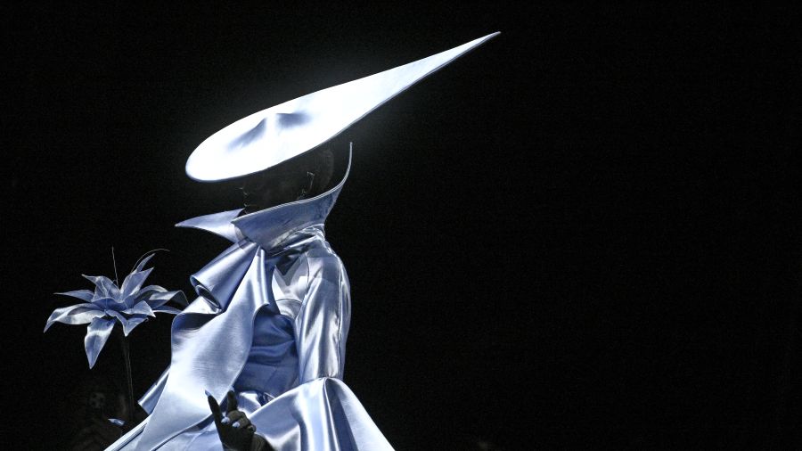Haute couture: Robert Wun signe une introspection théâtrale des rituels de l'habillage