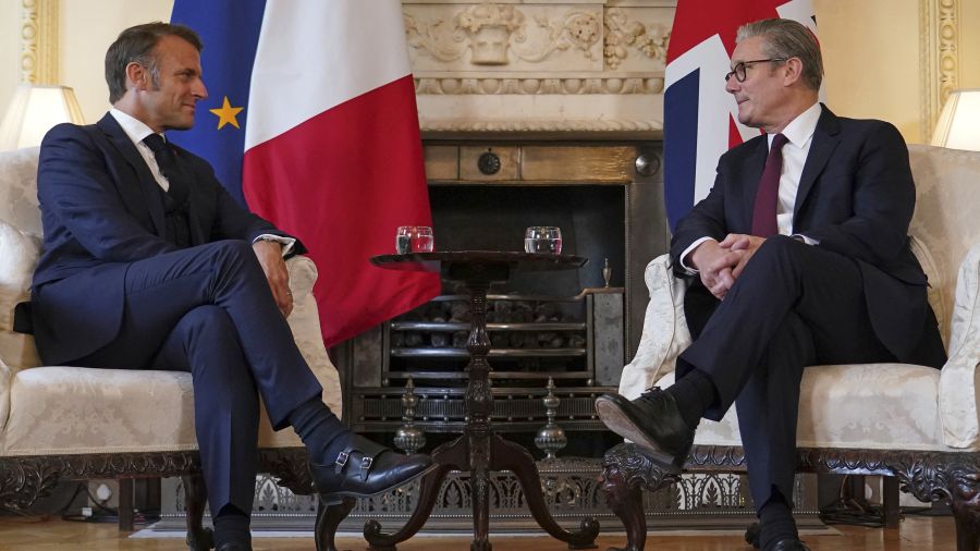 Entre Londres et Paris, l'immigration s'impose au sommet