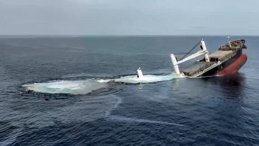 Mer Rouge : un cargo coulé par les Houthis, quatre membres d’équipage présumés morts