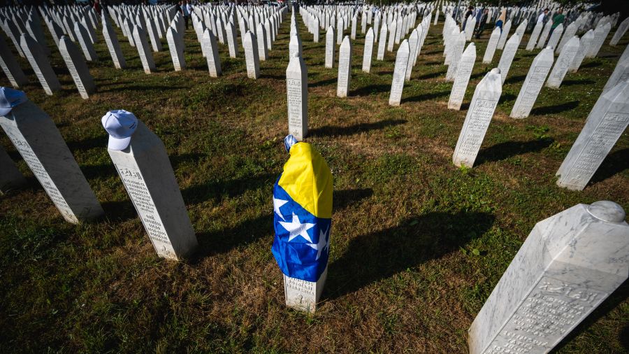 «Douleur dans l'âme»: la Bosnie commémore le génocide de Srebrenica, 30 ans après