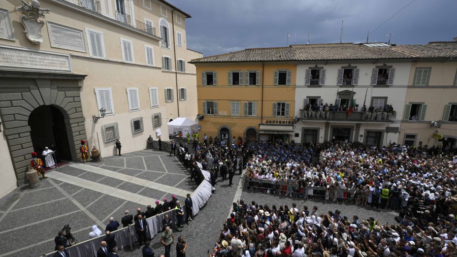 Ambiance festive à Castel Gandolfo pour le premier Angélus du pape Léon XIV
