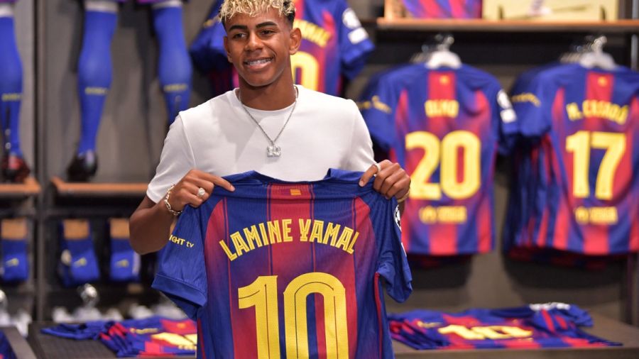 Foot: Lamine Yamal récupère le N.10 de Messi, Ronaldinho et Maradona