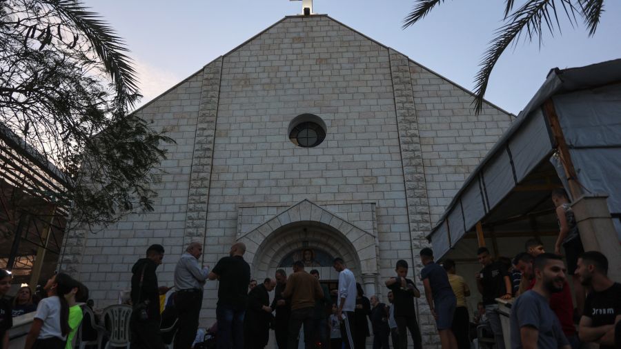 Une frappe sur l'église catholique de Gaza fait deux morts, selon la Défense civile