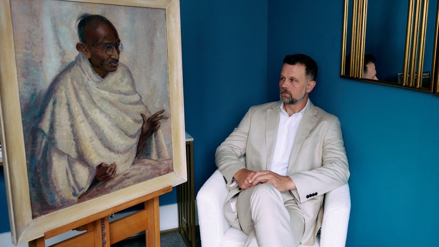 Un rare portrait de Gandhi adjugé plus de 176.600 euros à Londres