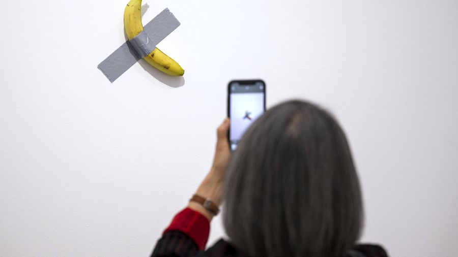 Au Centre Pompidou-Metz, la banane millionnaire de Maurizio Cattelan croquée par un visiteur