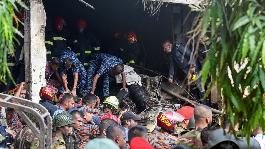 Crash d'un avion militaire sur une école au Bangladesh: le bilan monte à 27 morts
