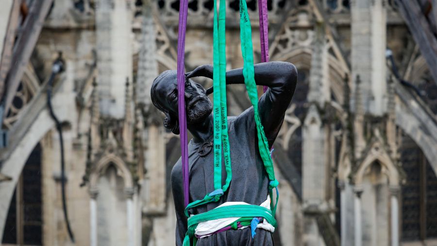 Retour au sommet pour les 16 statues miraculées de Notre-Dame de Paris