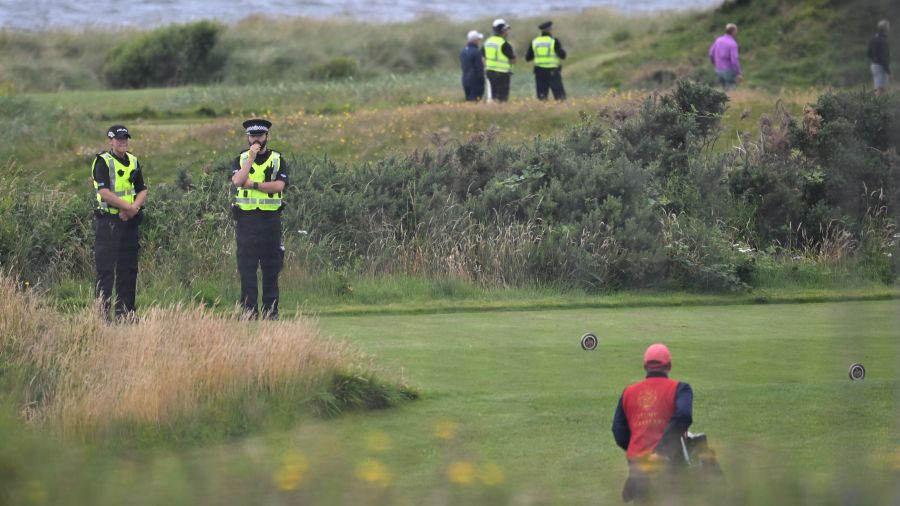 Trump arrive en Écosse pour un week-end entre diplomatie et golf, sous haute surveillance