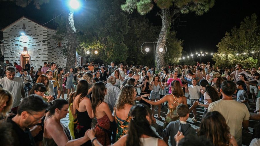 Dans les villages de Grèce, l’été rime avec danses collectives au bout de la nuit