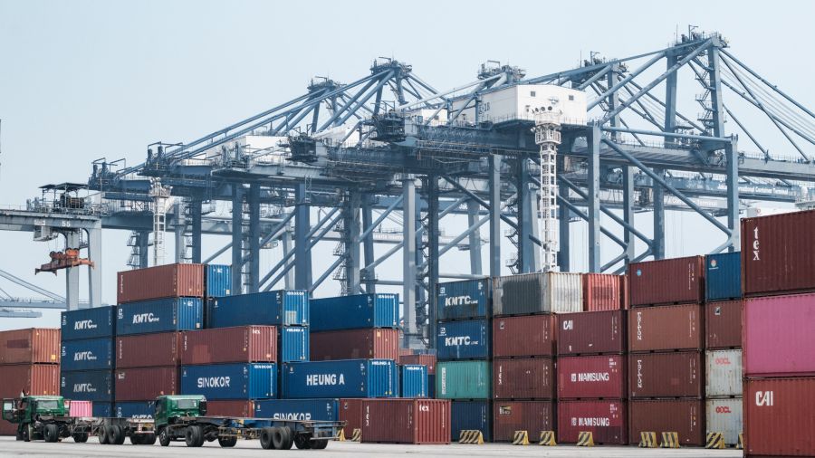 Les nouveaux droits de douane américains entrent en vigueur pour des dizaines d'économies
