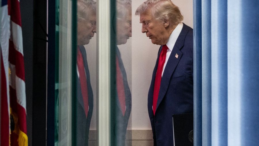 Trump menace de poursuivre en justice le milliardaire George Soros et son fils 