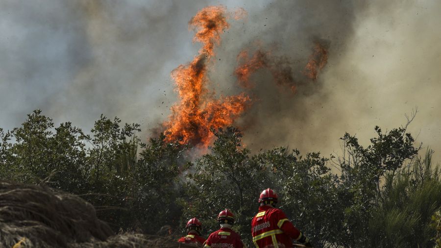 Canicule: d'un site espagnol classé par l'Unesco aux Balkans, les incendies font rage en Europe