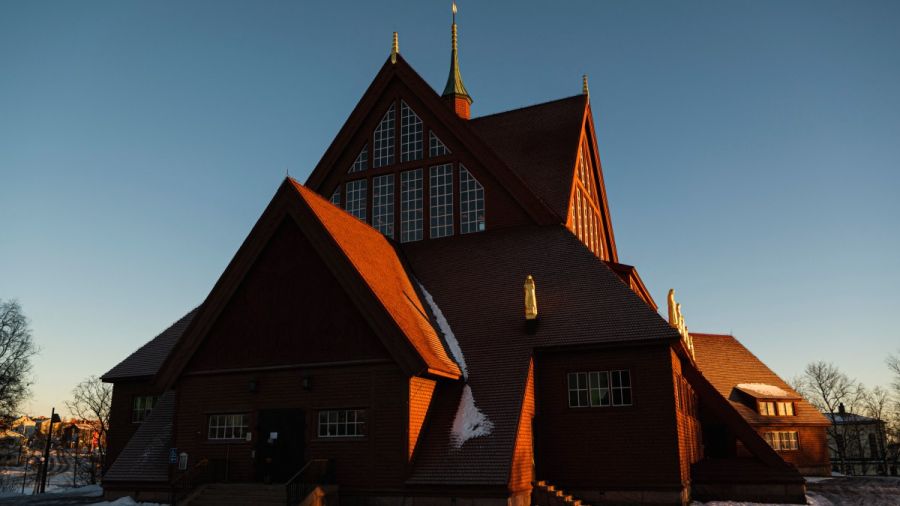 En Suède, l’église centenaire rouge de Kiruna déménage sur des roulettes