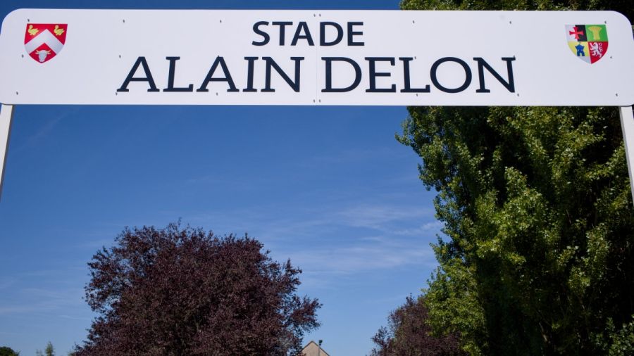 Alain Delon honoré à Douchy: stade et plaque inaugurés