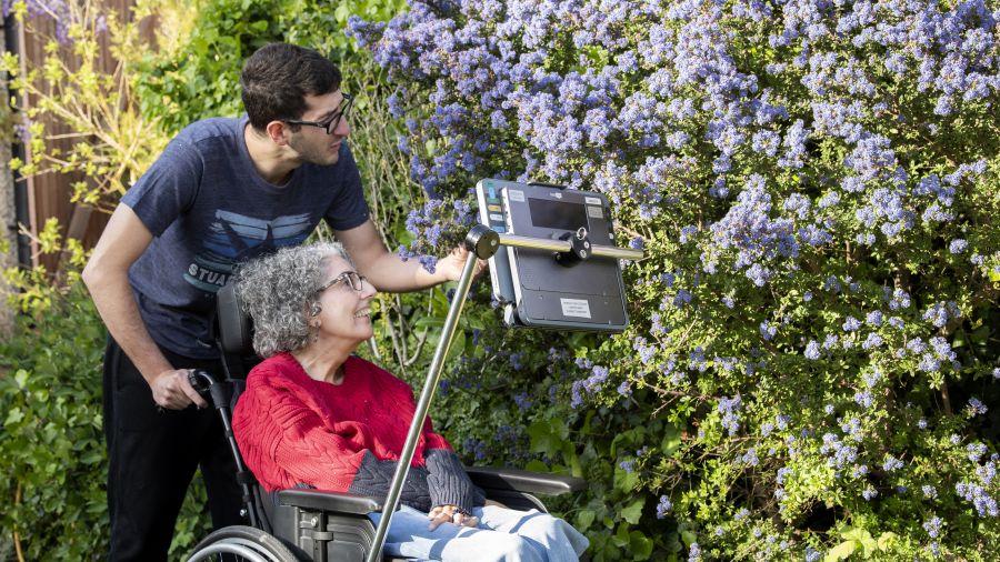 Une Britannique atteinte d'une maladie neurodégénérative retrouve sa voix grâce à l'IA
