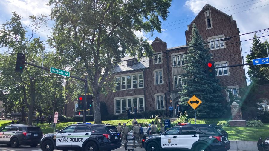 Fusillade dans une église à Minneapolis : deux écoliers tués, 14 blessés