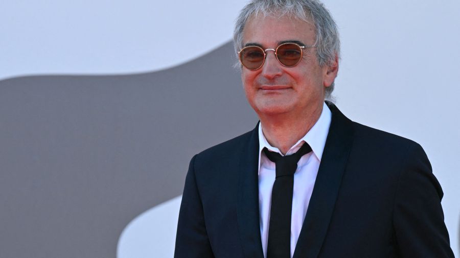 À Venise, Olivier Assayas dévoile «Le Mage du Kremlin», un film au financement semé d’embûches