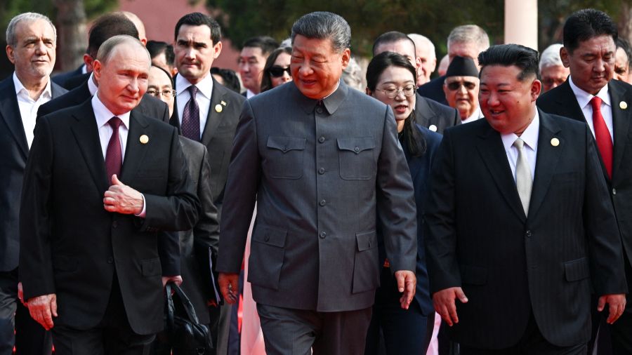 La Chine est «inarrêtable», dit le président Xi devant Poutine et Kim