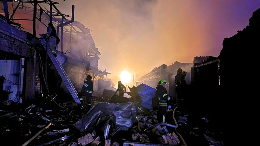 Ukraine: des bombardements russes privent d'électricité des milliers de foyers 