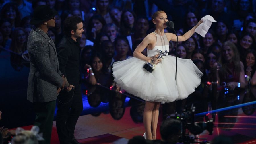 Ariana Grande triomphe aux MTV Video Music Awards  