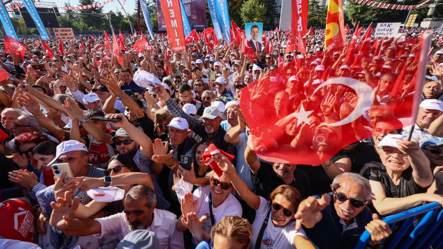 Des dizaines de milliers de personnes manifestent à Ankara avant une bataille judiciaire